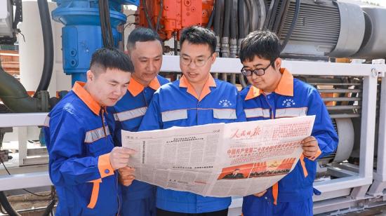 全国盾构工匠、电务城通公司盾构事业部总工程师李吉（右二）与同事一起学习党的二十大报告。 王中天摄