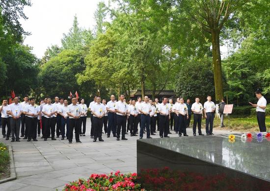 局西渝项目党员向邓小平铜像献花。
雷小平摄影报道