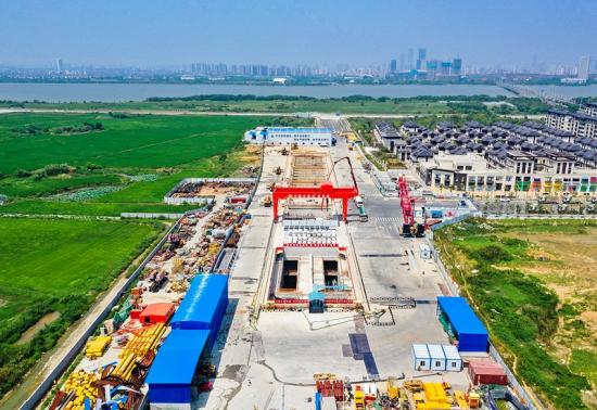 一公司南昌地铁1号线东延项目瑶瑶区间左线成功下穿瑶湖。叶昌文摄影报道