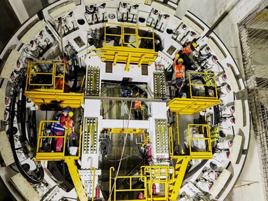 电务城通公司深大城际2标项目盾构刀盘拼装。曹霞摄影报道