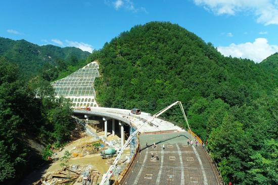 一公司丹宁高速项目现浇梁浇筑完成，标志着项目主体工程全线贯通，对巩固扩大商洛交通区位优势，推动区域协同发展和乡村振兴具有重要意义。 于锐思摄影报道