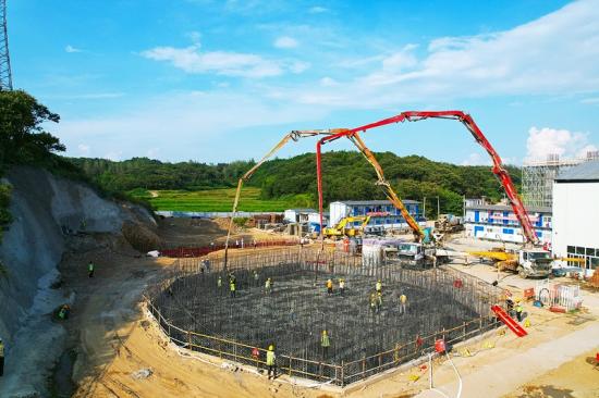 华南公司大别山项目浇筑跨京九转体桥主墩承台。
蒋一铭摄影报道