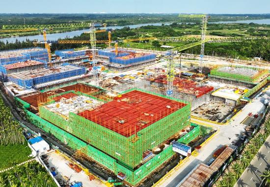 建筑公司博鳌乐城先行区医工转化平台项目C栋医工创新中心楼主体掀起大干热潮。常李摄影报道