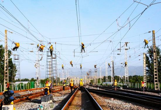 电务城通西安电气化改造项目部的电化尖兵，在宝中线千河车站进行接触岗施工作业。 张玉梅摄影报道