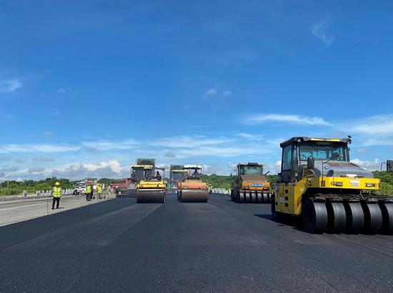 路桥公司海口桂林洋公园大道项目开始沥青摊铺施工。贺宁摄影报道