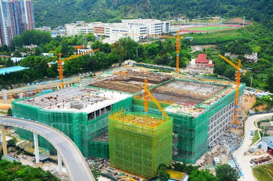 左图为贵州公司承建的贵阳市新建东部水厂及相关配套设施的“汪家大井”水源应急替代工程三标，正在加紧施工水池。邓汇燊任梅摄影报道右图为二公司广绵高速项目嘉陵江特大桥施工现场,桥墩林立，大干正酣。
    陈传江摄影报道