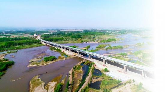 五公司G218公路伊犁河四桥完成动静载试验，为全面通车运营奠定了坚实的基础。 邓焦焦薛向华摄影报道