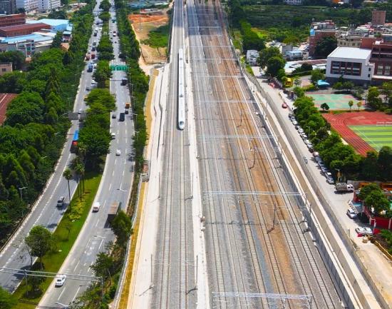 中铁五局参建的广汕铁路已进入列车运行试验阶段，全线开通运营进入倒计时。 张岩万鹏摄影报道