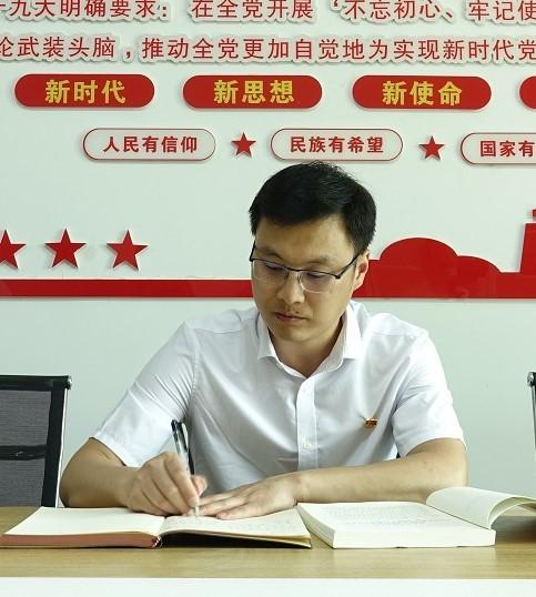 傅新龙，机械化公司深圳工程项目党支部书记、副指挥长。该同志政治过硬，品德高尚，始终以榜样力量引领团队前行，所在项目党建廉建、施工生产、成本效益等工作均在公司名列前茅；作风务实，聚焦管理提升，狠抓“党员科技创新”，实现创效目标。