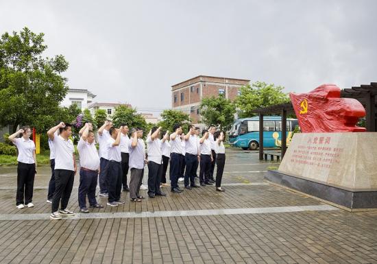 电务城通公司环北广东工程施工A5标项目党员重温入党誓词。 王中天汪洋洋摄影报道