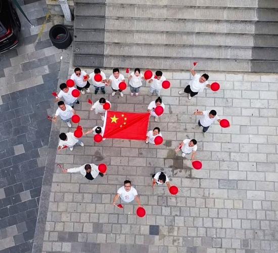 　 贵州公司贵阳水务工程经理部集体与国旗合影，祝福伟大祖国繁荣昌盛。 潘丽 摄