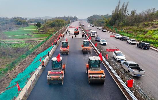 2月16日,重庆永璧高速公路项目沥青上面层试验段顺利完成摊铺。该试验段全长300米,混合料拌和数量约332吨。为确保试验段达到预期效果,项目部严格把控摊铺厚度、温度、碾压遍数等工艺参数,全程监控摊铺施工,确保平整度、厚度、压实度等关键指标符合设计及规范要求。此次沥青上面层试验段的成功摊铺,为项目后续上面层大面积施工提供了有力的技术支持和质量保障。曾丹曹远华摄影报道 2月16日,重庆永璧高速公路项目沥青上面层试验段顺利完成摊铺。该试验段全长300米,混合料拌和数量约332吨。为确保试验段达到预期效果,项目部严格把控摊铺厚度、温度、碾压遍数等工艺参数,全程监控摊铺施工,确保平整度、厚度、压实度等关键指标符合设计及规范要求。此次沥青上面层试验段的成功摊铺,为项目后续上面层大面积施工提供了有力的技术支持和质量保障。曾丹曹远华摄影报道