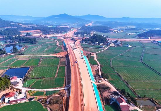 2月19日,路桥公司广绵高速LJ12标项目单日完成1.6公里路基交验。项目部提前部署,准确复核,紧盯关键步骤,落实验收细节,逐段逐点实测自检验收。经对路基压实度、弯沉值、宽度、平整度等进行检测,各项指标均符合验收标准,顺利完成路基第四段、第五段交验。截至目前,已完成路基交验4.8公里。 谢永圳摄影报道 2月19日,路桥公司广绵高速LJ12标项目单日完成1.6公里路基交验。项目部提前部署,准确复核,紧盯关键步骤,落实验收细节,逐段逐点实测自检验收。经对路基压实度、弯沉值、宽度、平整度等进行检测,各项指标均符合验收标准,顺利完成路基第四段、第五段交验。截至目前,已完成路基交验4.8公里。 谢永圳摄影报道