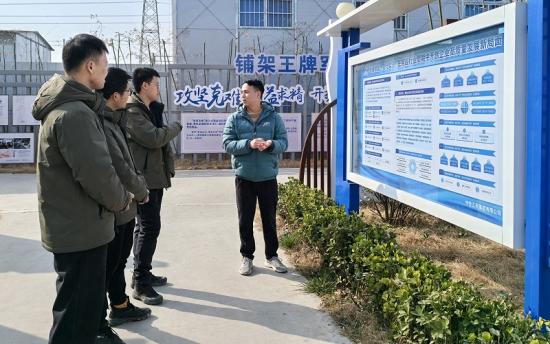 六公司平漯周项目部员工学习局“两会”精神展板。肖清洋摄