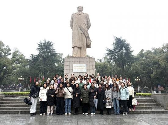 　 中铁五局本部在国际妇女节来临之际组织女职工前往岳麓山开展“巾帼心向党，共筑五局梦”主题活动。 丁雅娴 摄