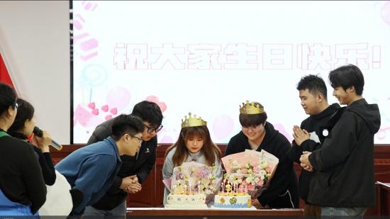 贵州公司西渝项目开展集体生日会。 邓涵尹 摄