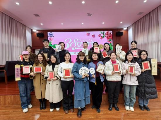 物资公司女职工开展“兰心蕙质笔墨留香”书法摆台DIY主题活动。成淑萍摄
