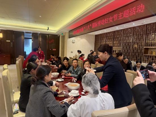 天龙酒店组织全体女职工体验中药锤制作，感受传统文化的魅力。肖荣兴摄