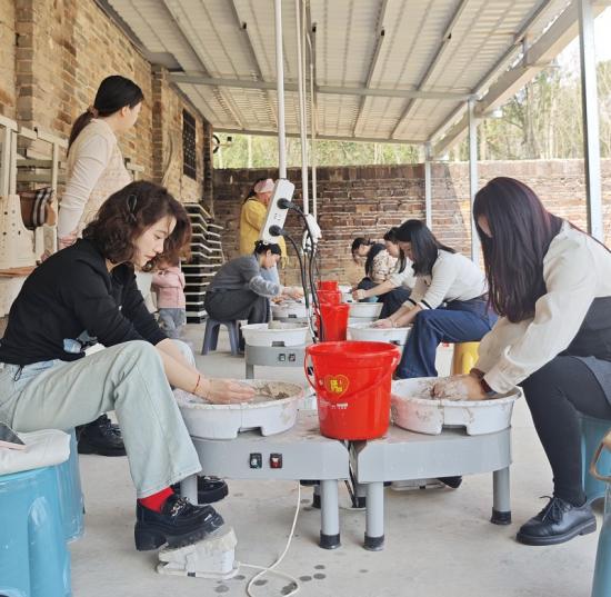 　机械化公司本部女职工体验传统陶艺制作。王天霞摄