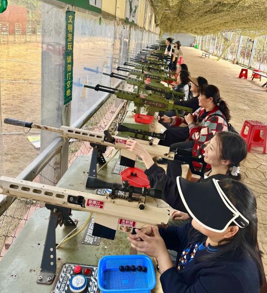 　 二公司玉岑铁路项目女职工开展户外活动。严若焓摄