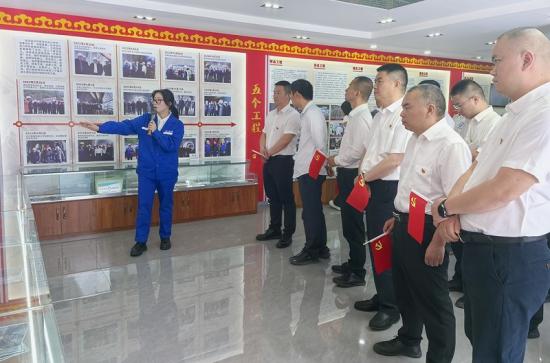 高原铁路项目党员干部参观新建成的践行馆陈浩勇摄