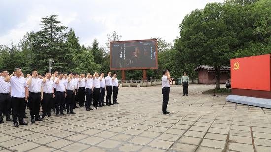 局广绵指挥部及所属项目部党员重温入党誓词 杨倩摄