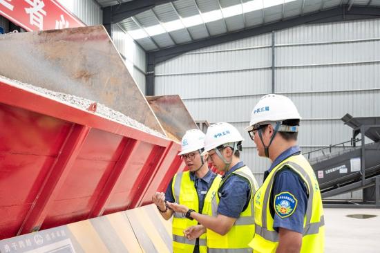 安全管理人员正在进行安全质量检查。
    欧阳开源摄