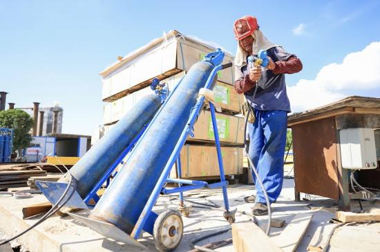 工人在施工现场安装压力表。 陈传江 摄