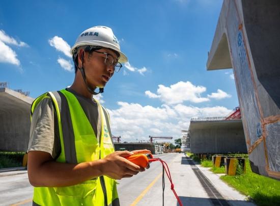 工程部青年员工在梁场检测箱梁接地电阻 欧阳开源摄