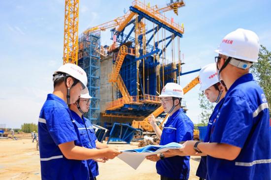 项目管理团队正在研究施组进展情况。陈传江摄