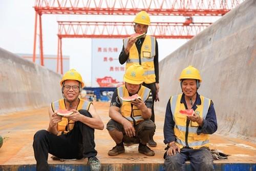 天气炎热，项目部为员工准备西瓜等一系列防暑降温用品。 陈传江摄