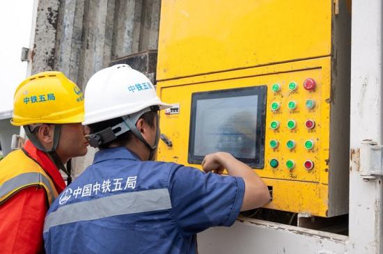 智能压浆数据检测。 欧阳开源摄