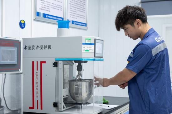 混凝土原材料检测。 陈传江摄