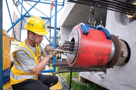 智能张拉施工。 欧阳开源摄