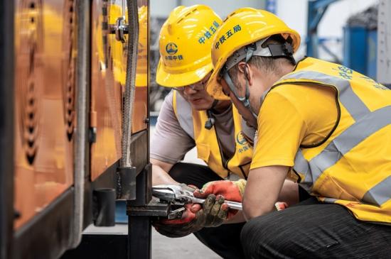 智能弯箍机安装。 欧阳开源摄