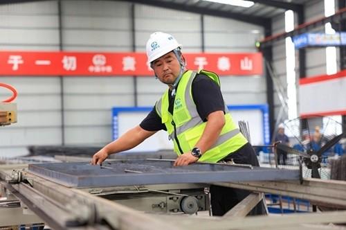 全自动定位网智能焊接加工。 陈传江 摄