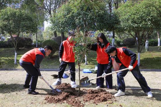 3月11日，二公司团委联合衡阳市水务集团团委，在雁峰区湘江南路沿江风光带共同开展“‘植’此青绿，‘树’写青春”植树节主题团日活动。 陈传江摄影报道