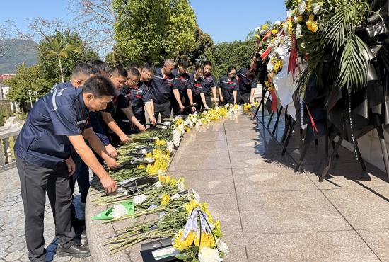 机械化公司漳诏扩容A4标项目员工敬献鲜花