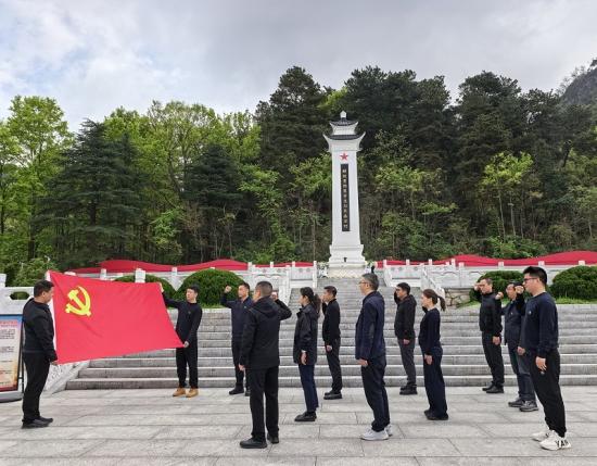 建筑公司贵阳直管项目第三党支部党员重温入党誓词