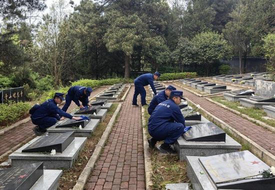国家隧道应急救援中铁五局贵阳队队员擦拭墓碑