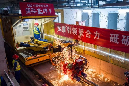 项目管理人员在现场指导施工。
欧阳开源 摄