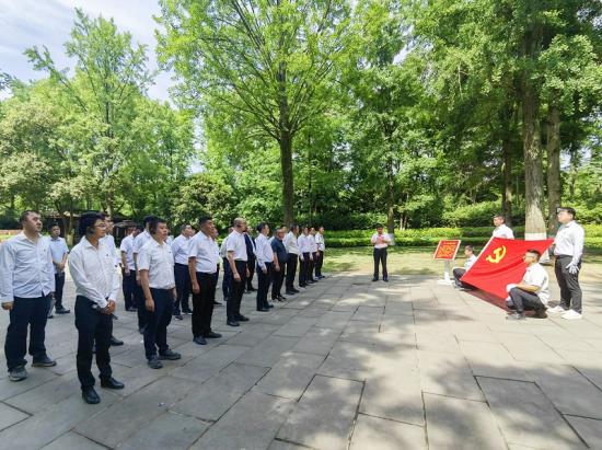 5月9日,西昆公司达州指挥部联合党支部组织广安段参建单位党员前往小平故里,开展树立和践行正确政绩观学习教育实地践学活动,局西渝项目组织党员参加。
雷小平摄影报道 5月9日,西昆公司达州指挥部联合党支部组织广安段参建单位党员前往小平故里,开展树立和践行正确政绩观学习教育实地践学活动,局西渝项目组织党员参加。
雷小平摄影报道