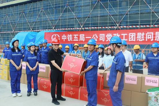 一公司党政工团慰问组深入厦门片区各项目施工现场开展慰问活动。 邹凌啸摄影报道