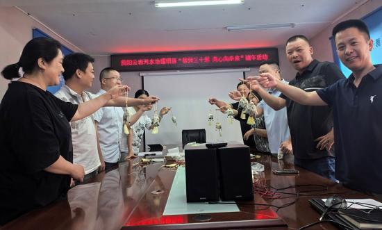 路桥公司云岩污水治理项目员工制作香囊，体验传统节日的独特魅力。 杨雪娇摄影报道