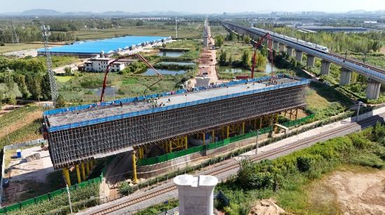 9月4日，济枣铁路项目跨兖石铁路特大桥393B#主墩（48+48）米单T构转体梁大体积C50混凝土一次性浇筑圆满完成。 冯晨 摄影报道